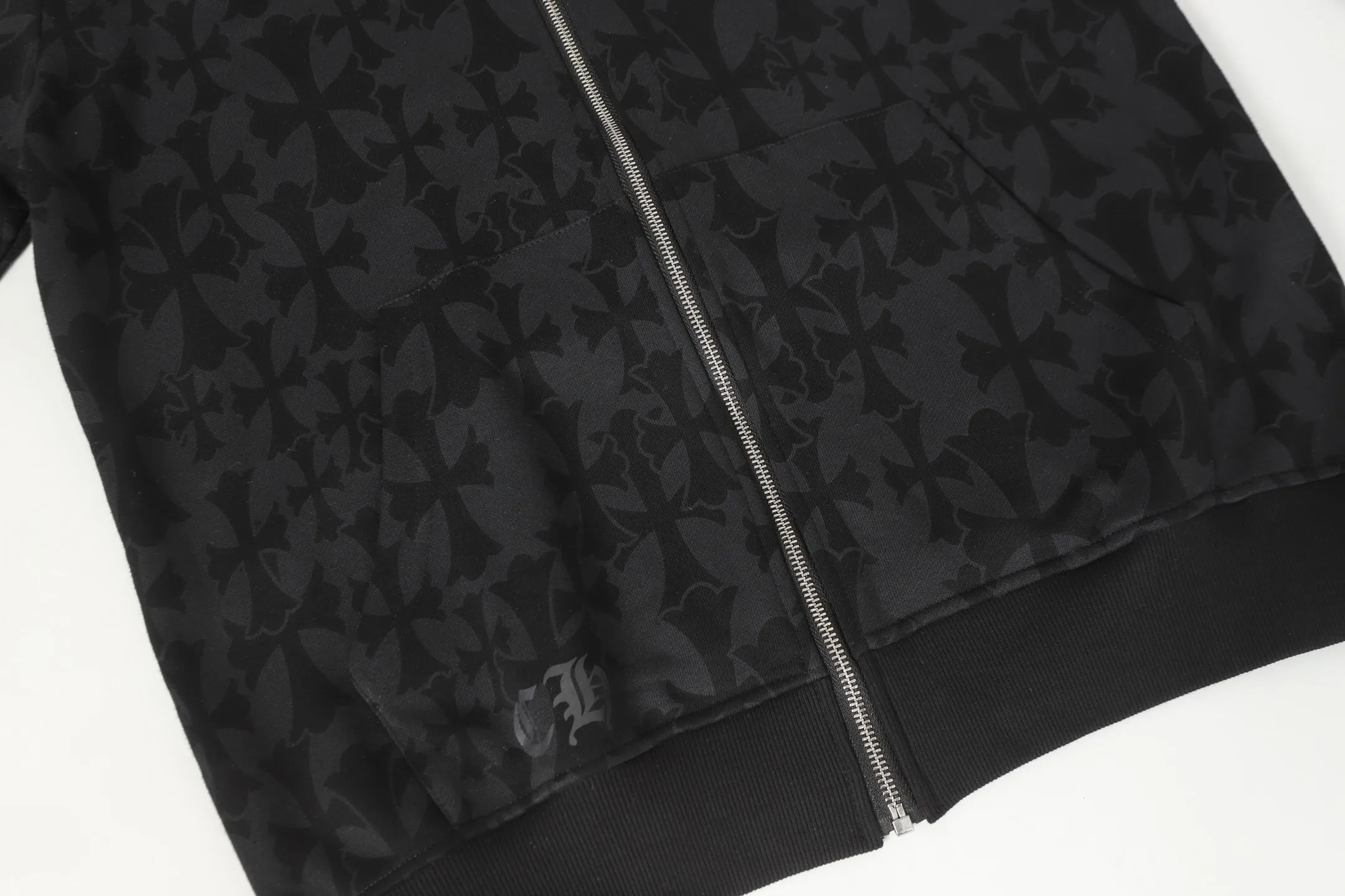 P290 Cross-border running quantity model, please do not place an order if you pursue quality - Chrome Hearts/Chrome Hearts Sanskrit dark pattern all-over printed cross ✝️ Printed zipper sweatshirt cardigan jacket - High weight, high density and high quality. The wool is soft, delicate and skin-friendly. Soft and silky to the touch. Warmth and skin-friendly. - Custom-woven and dyed with no color difference. No matter the fabric or workmanship details, it beats the ordinary version on the market - Hardware zipper accessories are all customized, full of details - Color: black -Size: S M L XL